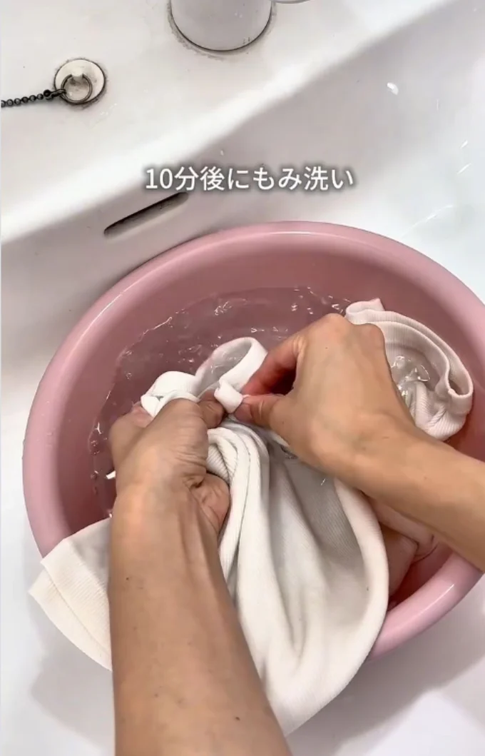 揉み洗いする▶首元がよれよれになった服は…(⇒次へ)