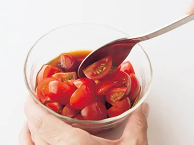  トマトポン酢ソースの材料はあらかじめ混ぜ合わせておくと、味がなじんで酸味がまろやかになる