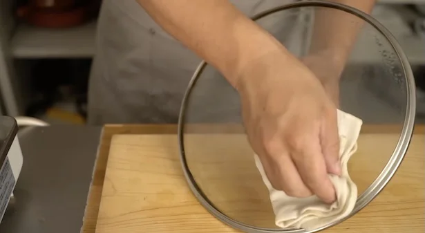 蓋の水滴はペーパーで拭く
