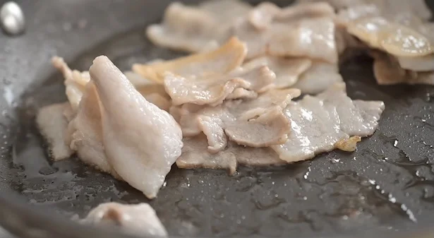 肉の色が変わるまで炒める