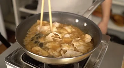 調味料を入れ、肉と煮絡める