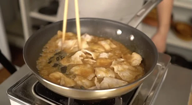 調味料を入れ、肉と煮絡める