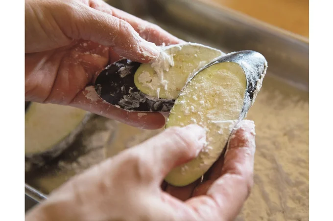 なすは片栗粉をまぶして加熱すると水分が閉じ込められ、とろんとする。