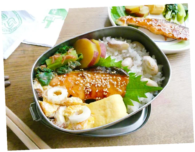 旬を詰める秋の弁当「落花生ごはん&秋鮭の甘酢照り焼き」