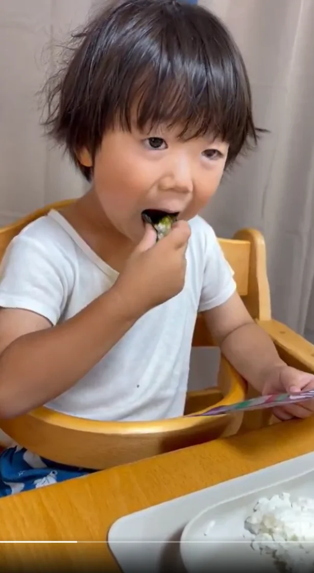 お寿司をぱくっ▶もぐもぐ(⇒次へ)