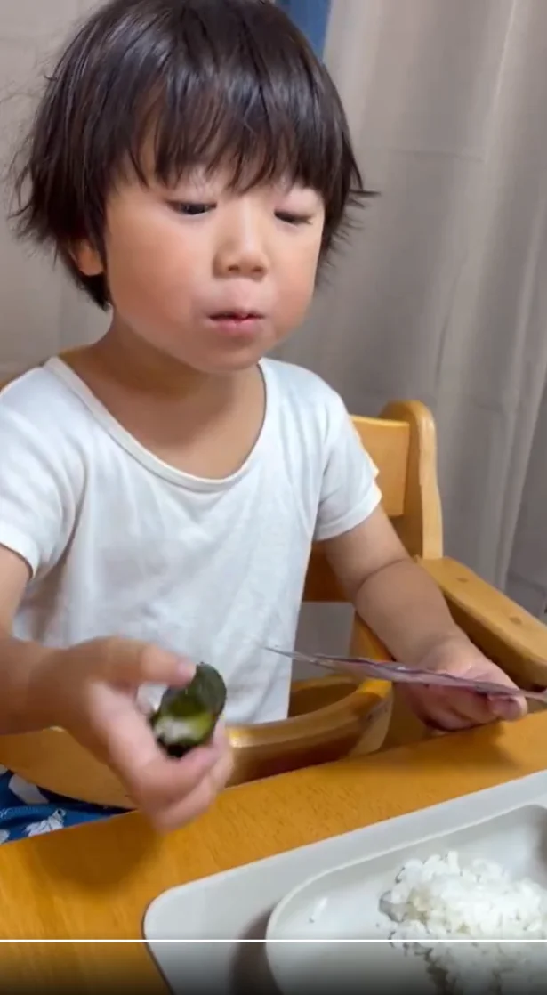 もう1個出てきた!?▶手の中にお寿司が!(⇒次へ)