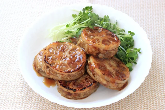 こってりめの甘辛味と生姜のアクセントが食欲をそそる！肉だねにもれんこんを使った「れんこんたっぷりつくね」