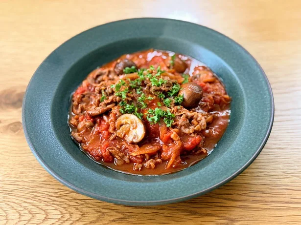 余ったビールは煮込み料理や天ぷらの衣に活用できる。ビールでやわらかく煮込んだ「牛肉とトマトのビール煮」