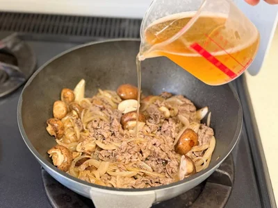牛肉の色が変わったらビールを加えて