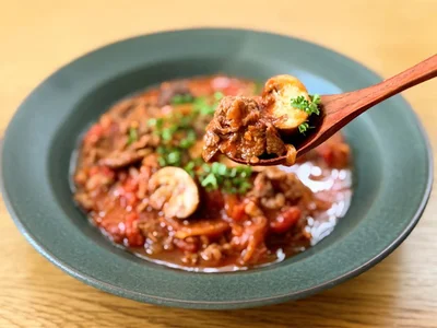 ビールを加えることで、お肉がさらにやわらかくなる！