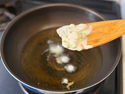 木べらの上で形を整えてから油に入れると、崩れず、きれいなかき揚げになる