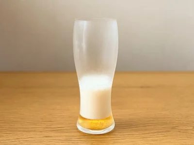まず勢いよく注いでクリーミーな泡を作る！