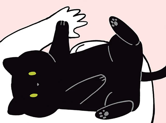 今日も飼い主と手を重ねて。ぴったり寄り添う黒猫ろん