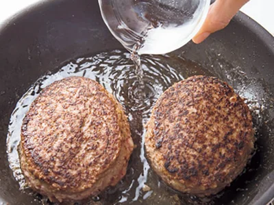  焼き色がついたら水を加えて蒸し焼きにし、中までしっかり火を通す