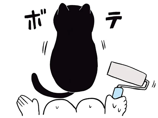 「ここ、お願いします」飼い主の前でボテっと待機する黒猫ろん