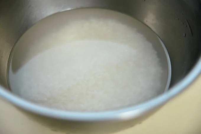②お米のうまみや栄養を残すために、水は少し白く濁っているくらいでOK。▶プロ直伝のコツ③(⇒次へ)