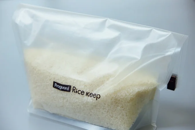 ⑦炊く前のお米は「専用袋」に移して保存を。冷蔵庫の野菜室で保存すれば、おいしさが長持ち。