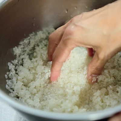 ①お米はやさしく洗って、すすぎは2回。▶プロ直伝のコツ②（⇒次へ）