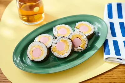 ピンクと黄色の色味がかわいい「『おさかなのソーセージ』のスパム風のり巻き」