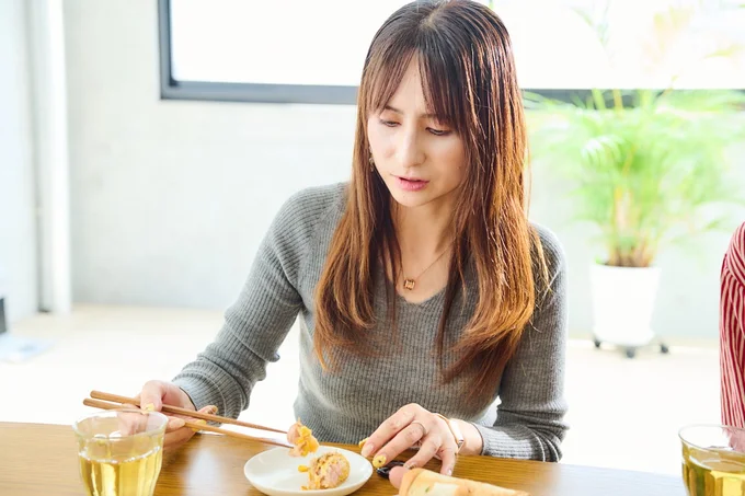 町田さんは試食をして「おいしい!」と大喜び