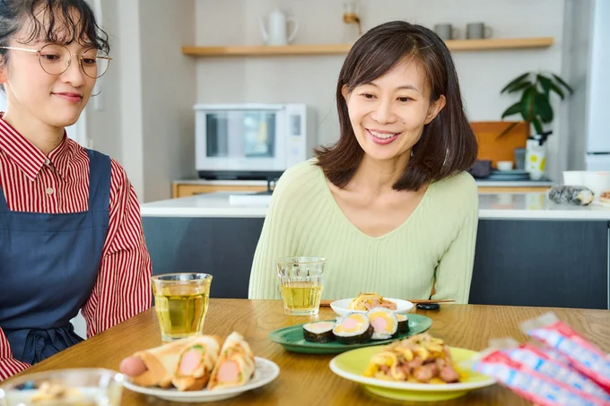 手軽に作れるレシピに目を輝かせる浅井さん