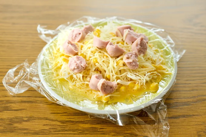 卵を溶きほぐして具材をのせる