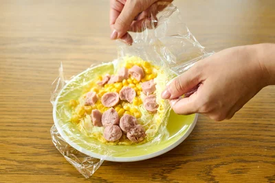 ラップを使って半分に折り、ラップを引き抜けば完成！