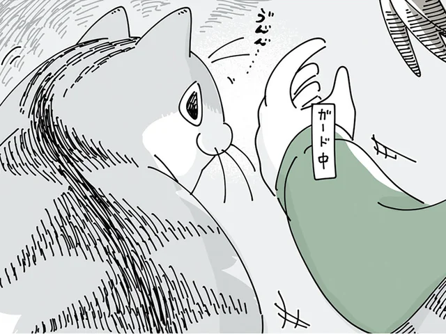 ガードしていたはずが、いつの間にか撫でていただと？ 作業を邪魔する愛猫