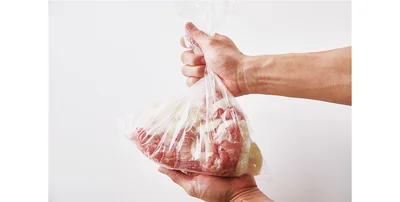 ポリ袋に豚こま肉、玉ねぎ、片栗粉を入れてふり、全体にまぶす