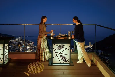 眼下に広がる熱海の夜景を眺めながら、干物を存分に味わえます