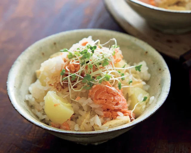 材料を入れてスイッチを押すだけ！「鮭とじゃがいも」のホクホク炊き込みご飯