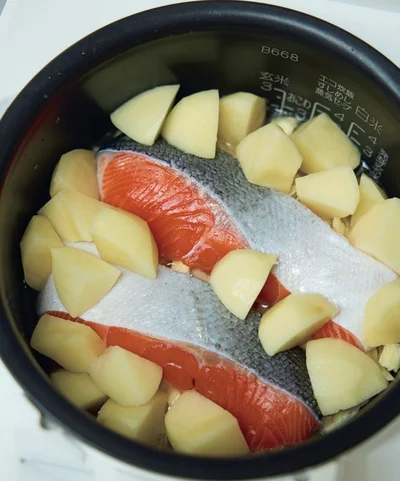 炊飯器でほったらかし！「鮭とじゃがいもの炊き込みご飯」