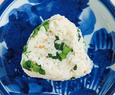 小松菜を昆布じめに!? 一晩おくだけでうま味しみしみ「薬膳おにぎり」