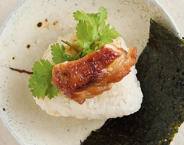 鶏の照り焼きをどーんとのせて。冷えが気になる季節に食べたい「薬膳おにぎり」
