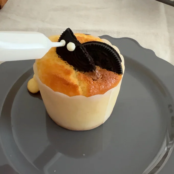 手軽に楽しむハロウィンアレンジをご紹介！▶クッキーに目を描くだけでハロウィン仕様に