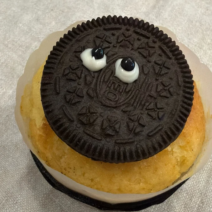 買ってきたマフィンに、目を描いたクッキーをのせるだけで準備もとっても簡単▶チョコペンを使ってハロウィン