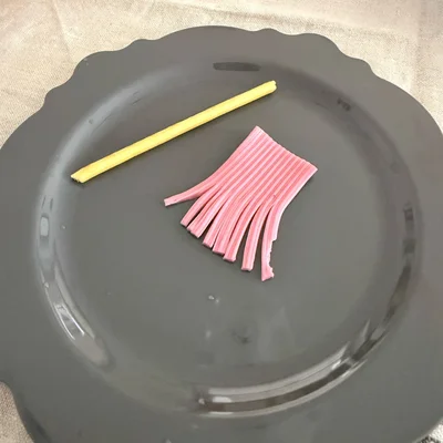 グミを半分くらいまで細かく割いて、ほうきの穂先のようにします▶
