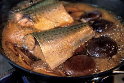 フライパンに煮汁を煮立て、魚と野菜を入れて煮るだけ