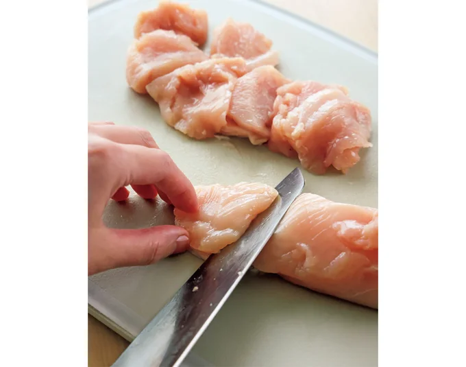 とり肉の下ごしらえをする