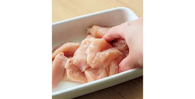 とり肉は酒をもみ込んでおくと、臭みがとれ、しっとりとする