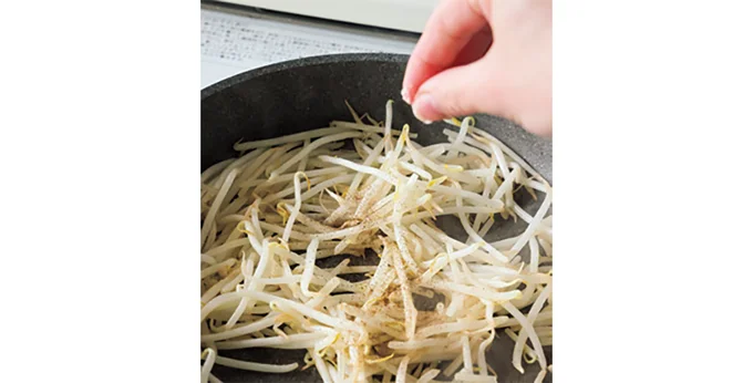 もやしは強めの中火で手早く炒め、最後に塩、こしょうをふると水っぽくならない