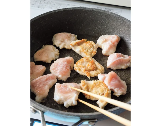 とり肉を皮目から焼く