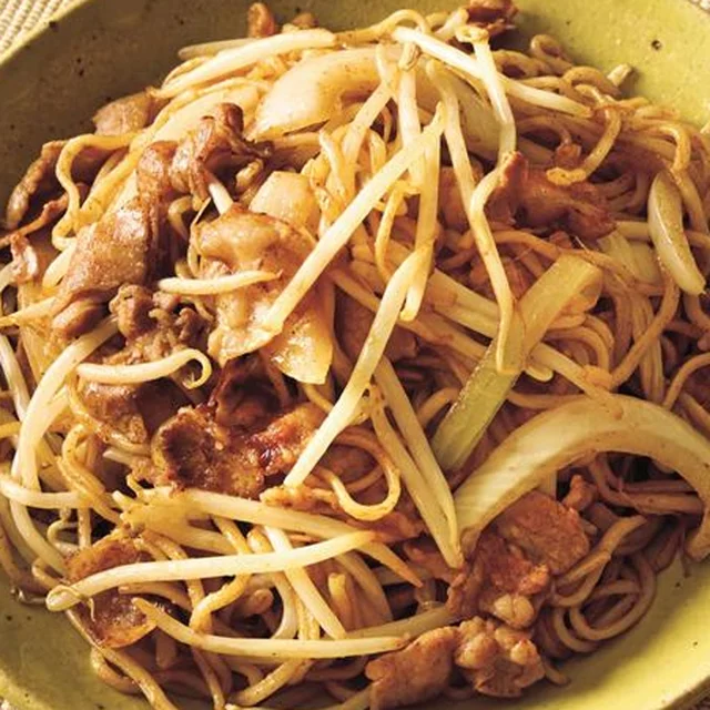 もやしでボリュームアップ！スパイシーな香りがたまらない「カレー風味焼きそば」