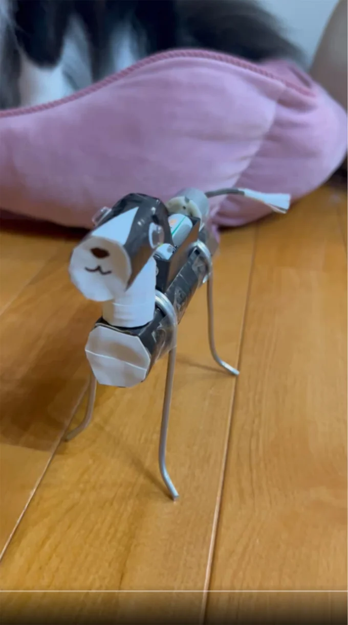 犬の形をした手作りのおもちゃ▶スイッチを入れると(⇒次へ)