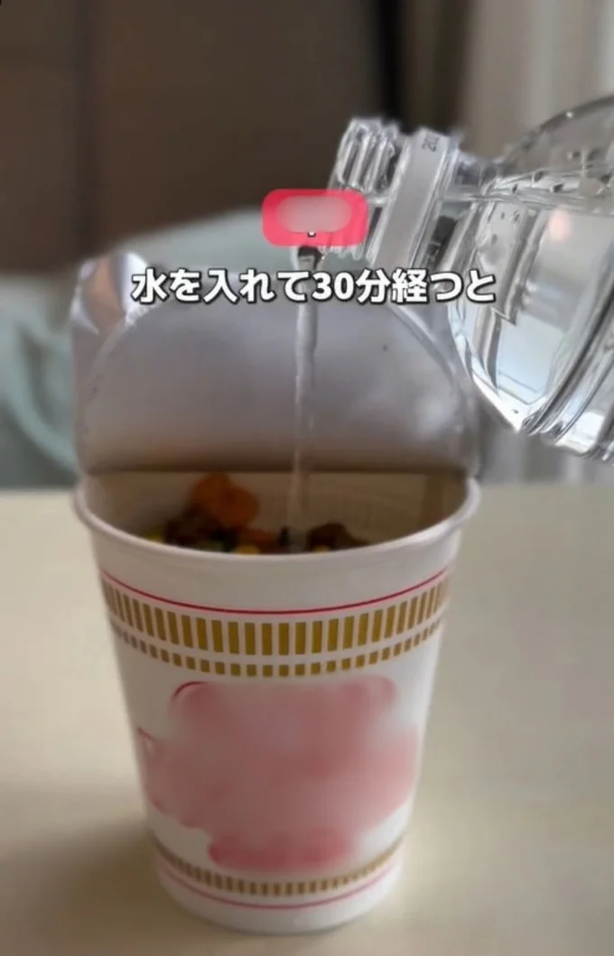 カップ麺に水を入れる▶30分ほど待つと…(⇒次へ)