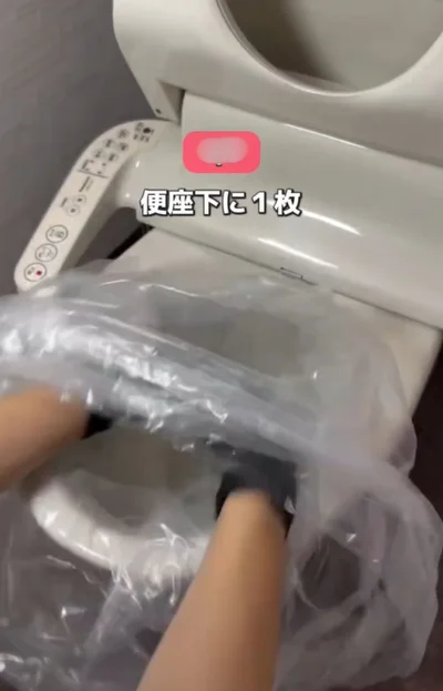 便座の下にゴミ袋を被せる▶便座を下ろし…（⇒次へ）
