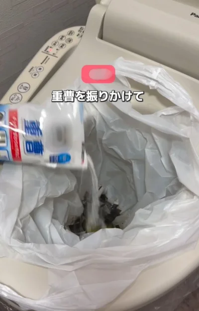 重曹を振りかける▶上のゴミ袋を取り外し…（⇒次へ）