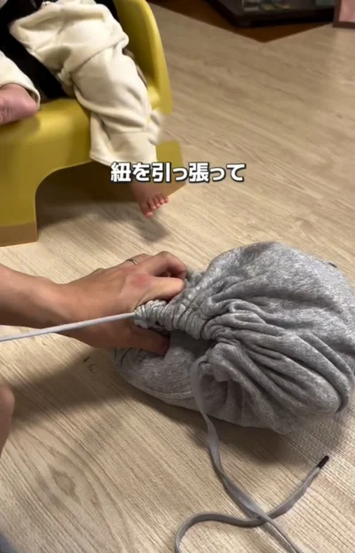 フードの紐を引っ張る▶最後に…（⇒次へ）