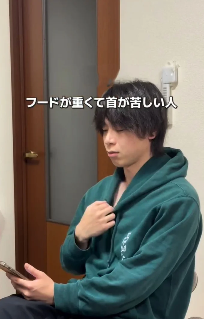 フードが重くて苦しい…▶被った状態で…(⇒次へ)