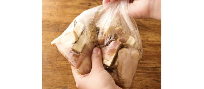 少ない調味料でOK!ポリ袋で味つけすると効率◎